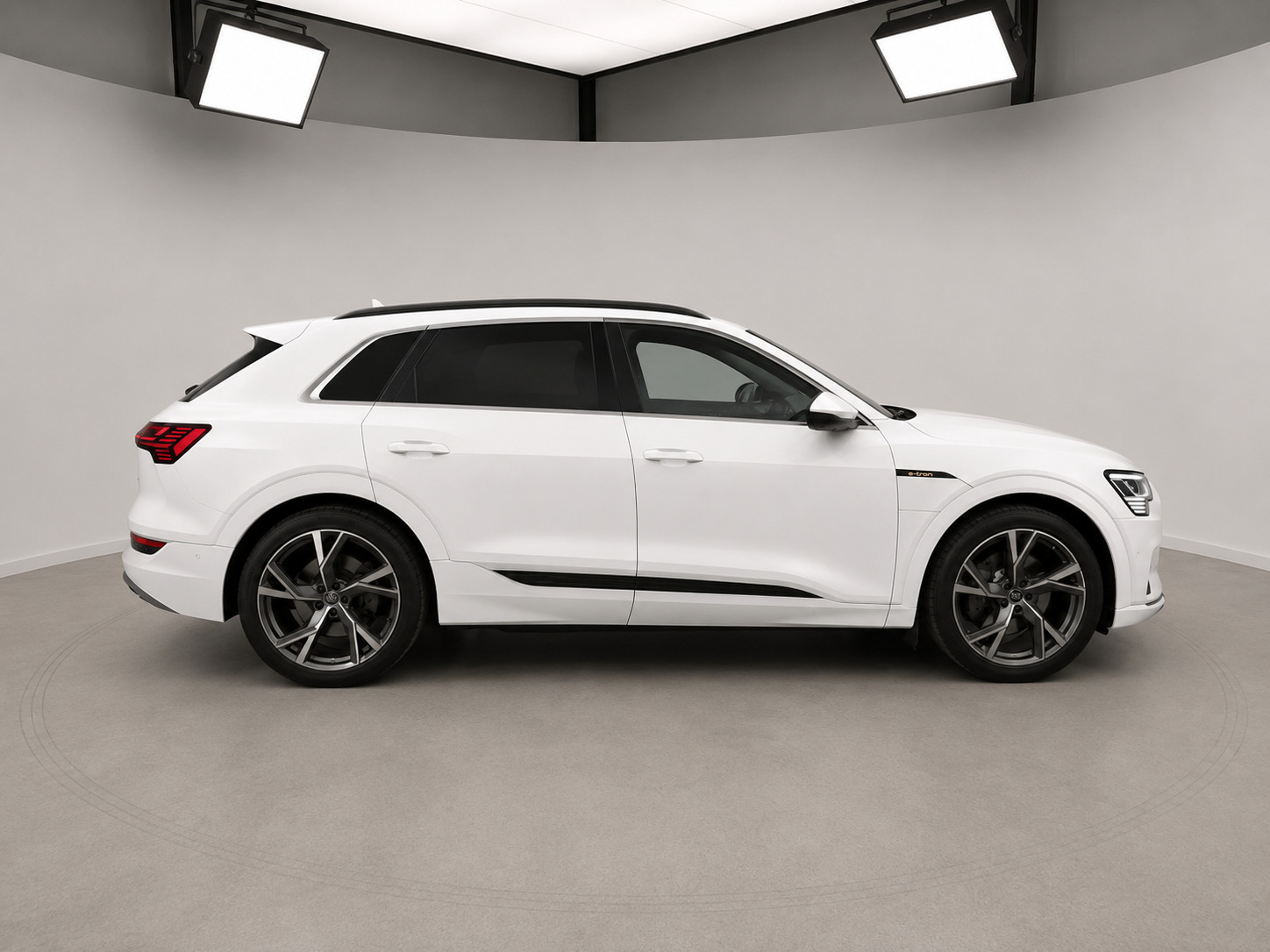 Hvid Audi e-tron fra 2019