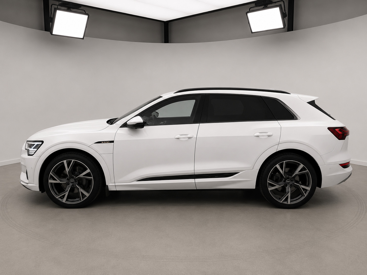 Hvid Audi e-tron fra 2019