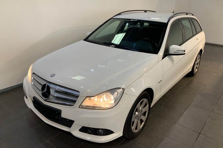 Hvid Mercedes C220 fra 2012 set udefra