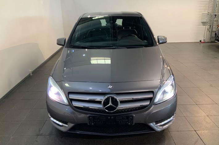 Grå Mercedes B180 fra 2014