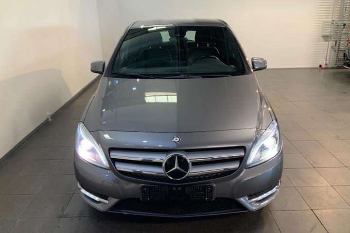 Grå Mercedes B180 fra 2014