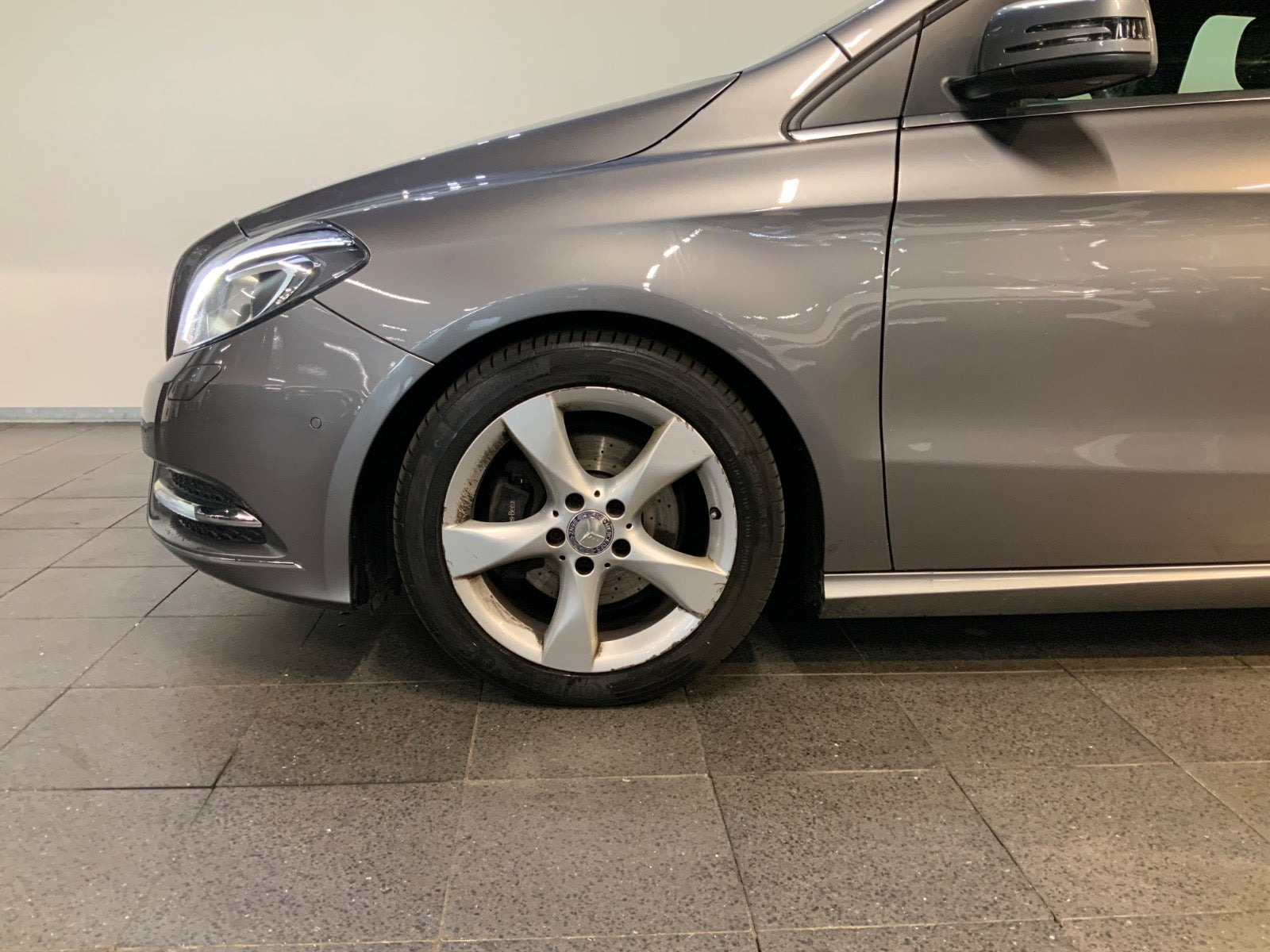 Grå Mercedes B180 fra 2014