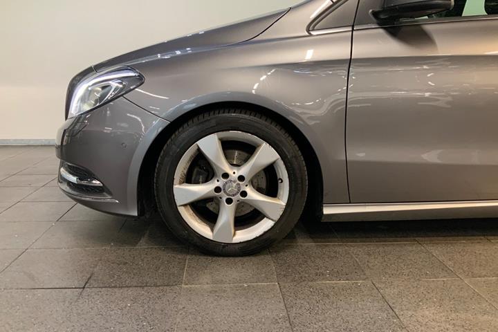 Grå Mercedes B180 fra 2014