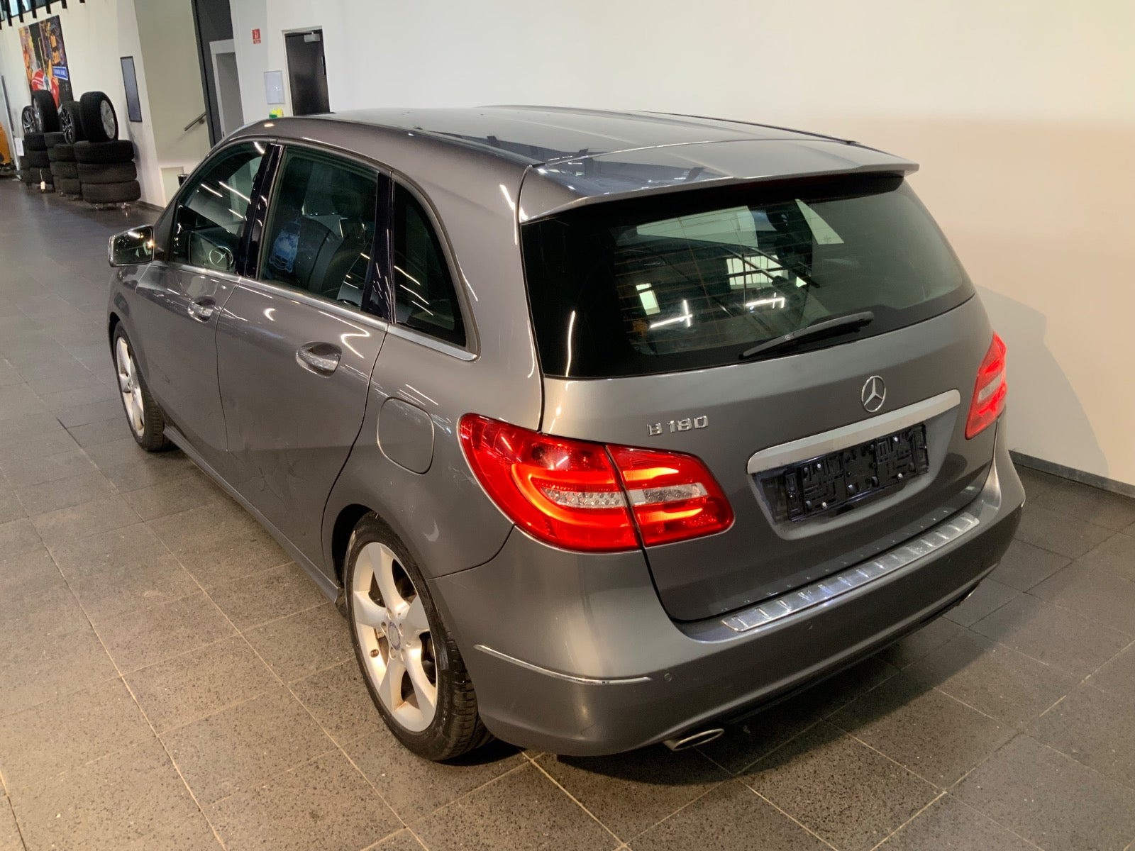 Grå Mercedes B180 fra 2014