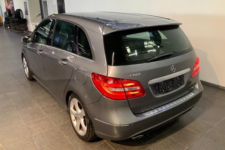 Grå Mercedes B180 fra 2014