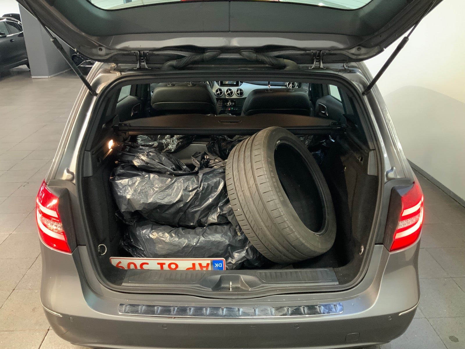 Grå Mercedes B180 fra 2014