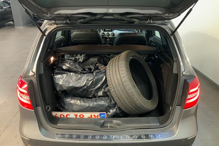 Grå Mercedes B180 fra 2014