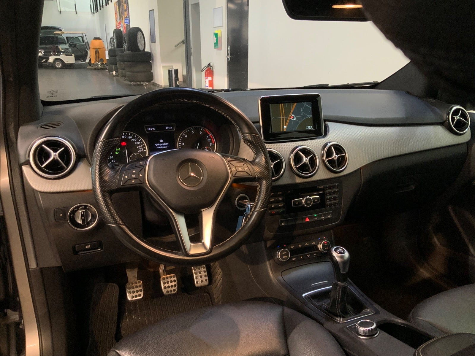 Grå Mercedes B180 fra 2014