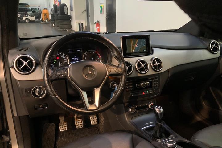 Grå Mercedes B180 fra 2014