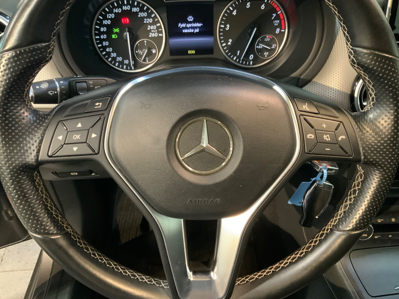 Grå Mercedes B180 fra 2014