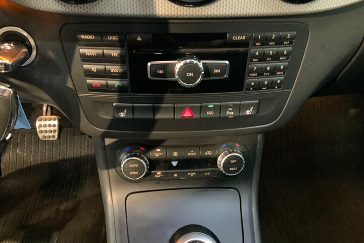 Grå Mercedes B180 fra 2014