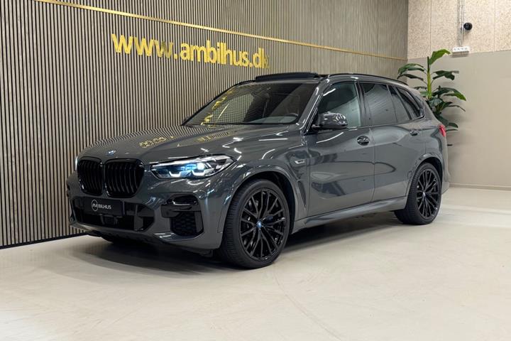 Grå BMW X5 fra 2023 set udefra