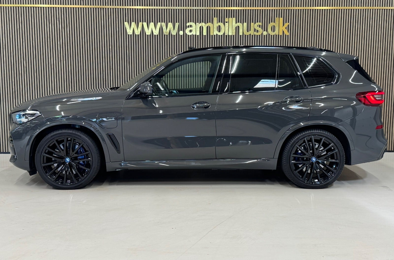 Grå BMW X5 fra 2023
