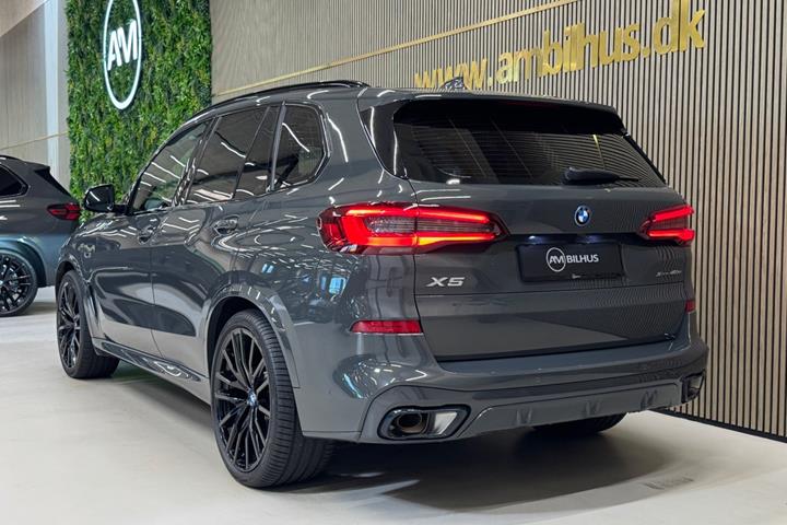 Grå BMW X5 fra 2023