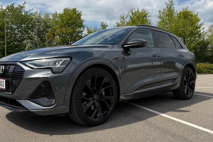 Grå Audi e-tron fra 2021