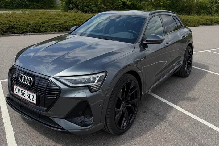 Grå Audi e-tron fra 2021