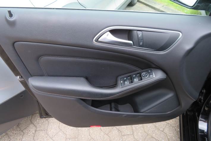 Sort Mercedes B180 d fra 2016