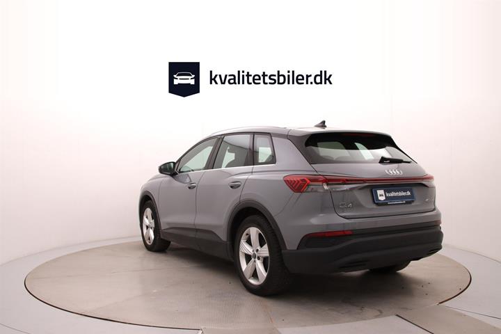 Grå Audi Q4 fra 2023