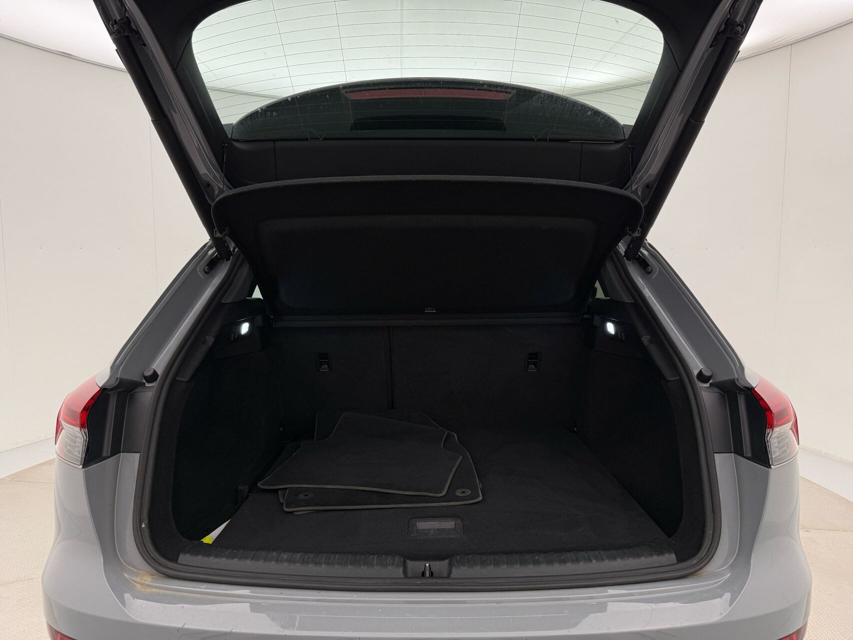 Grå Audi Q4 fra 2023