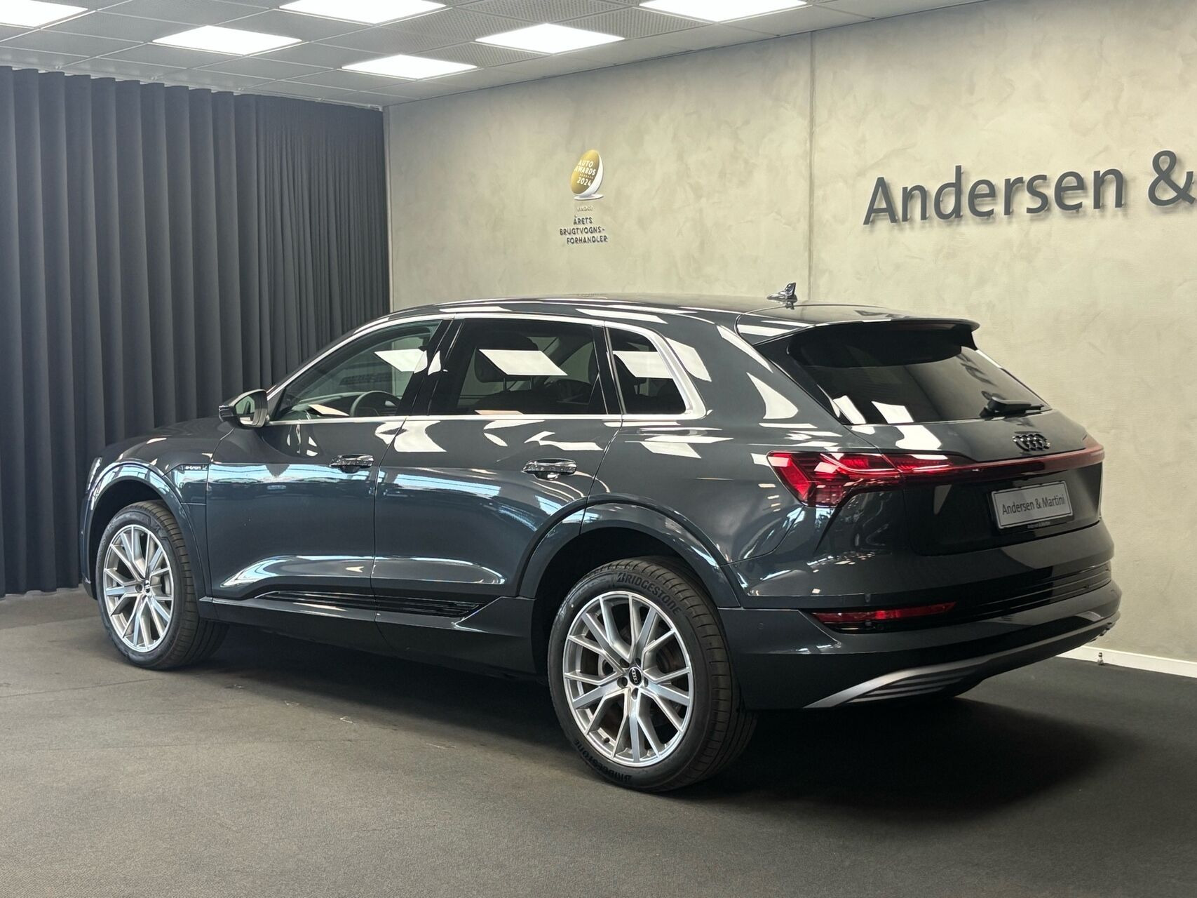 Grå Audi e-tron fra 2023
