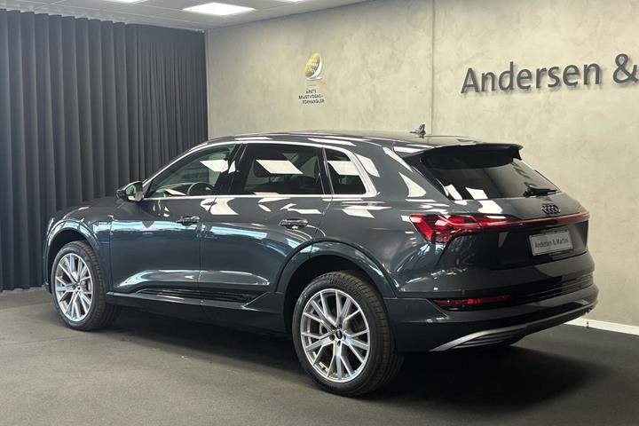 Grå Audi e-tron fra 2023