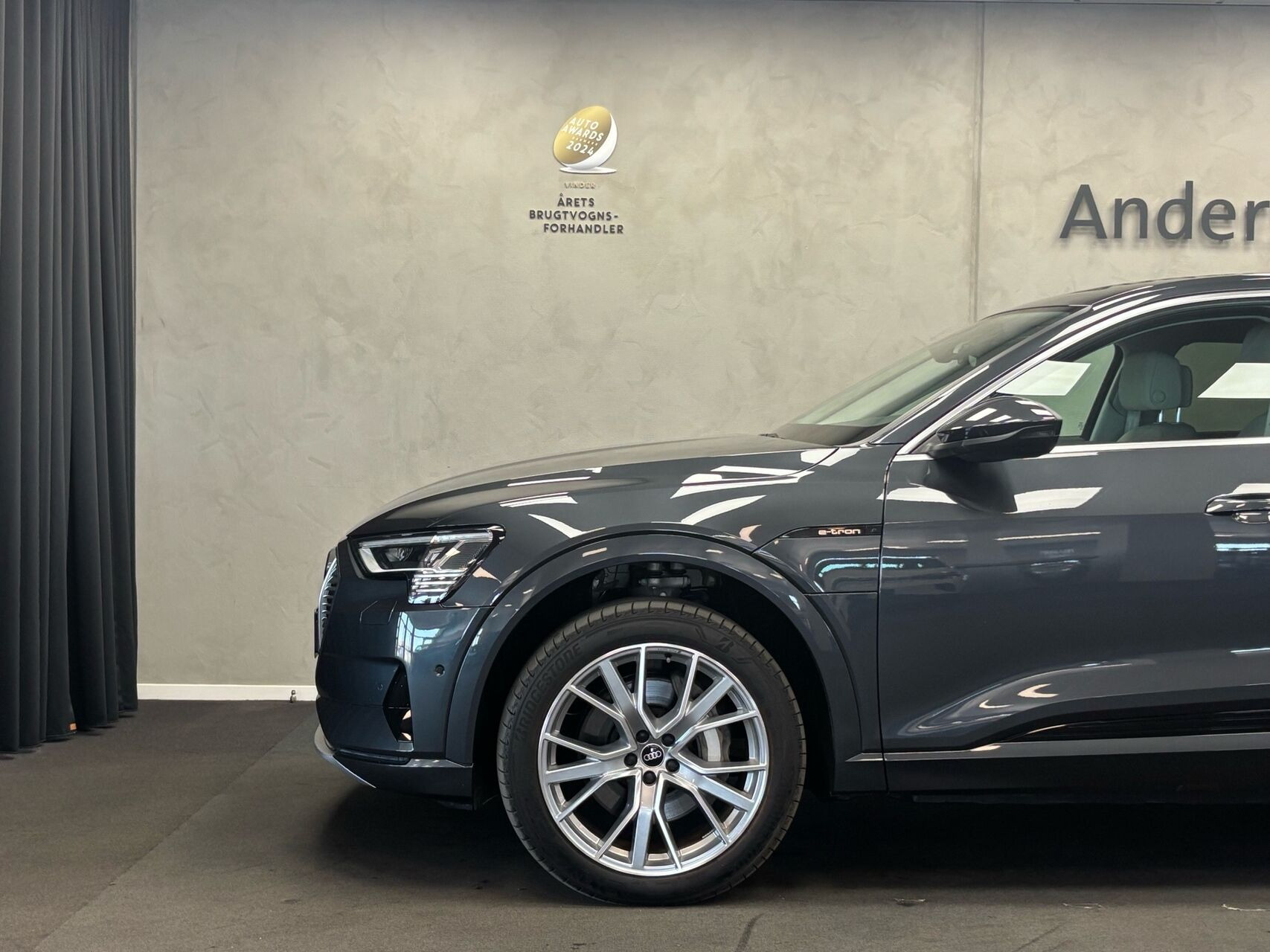 Grå Audi e-tron fra 2023