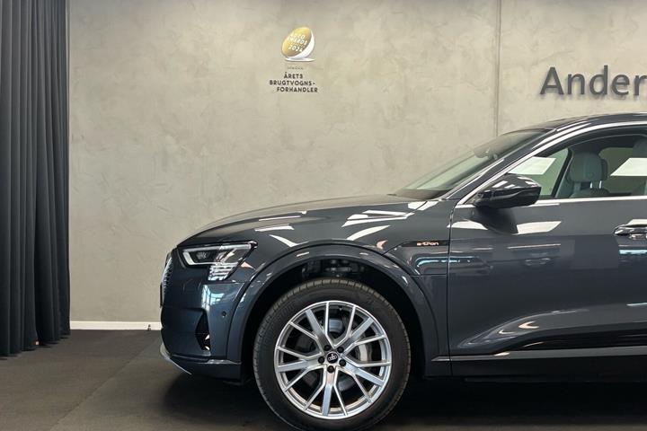 Grå Audi e-tron fra 2023