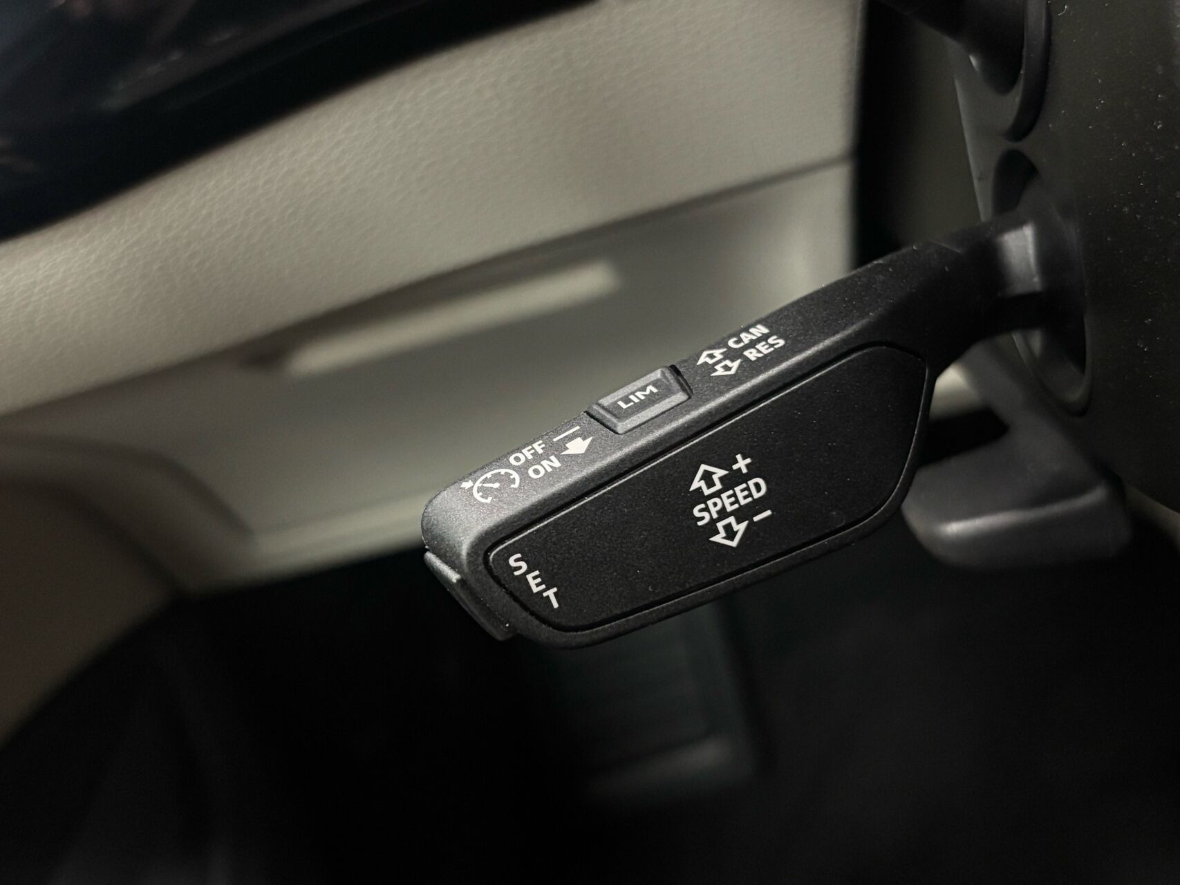 Grå Audi e-tron fra 2023