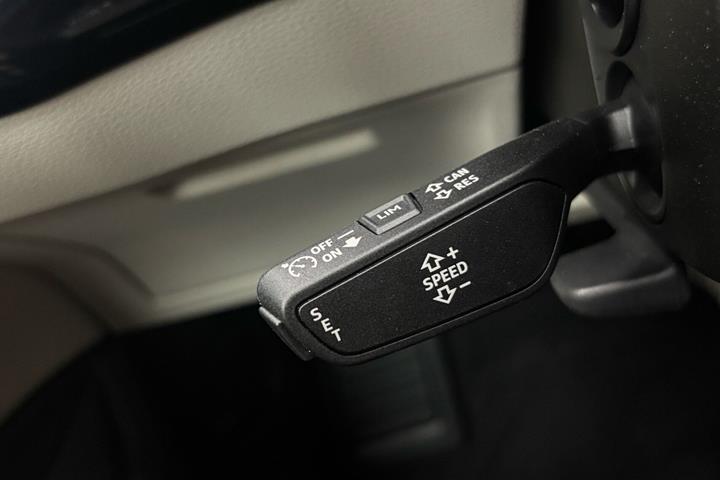Grå Audi e-tron fra 2023