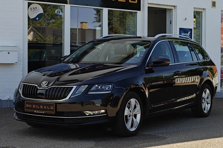 Sort Skoda Octavia fra 2020