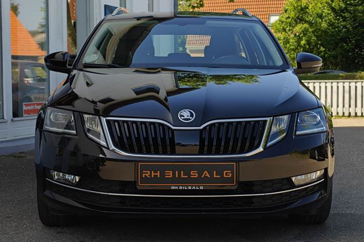 Sort Skoda Octavia fra 2020