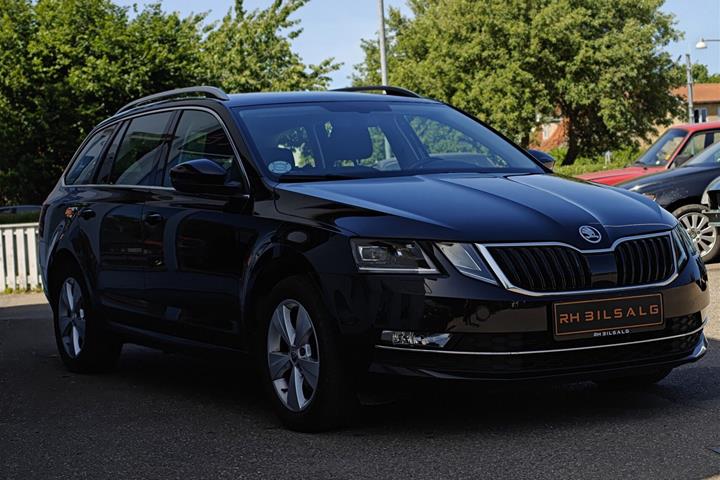 Sort Skoda Octavia fra 2020