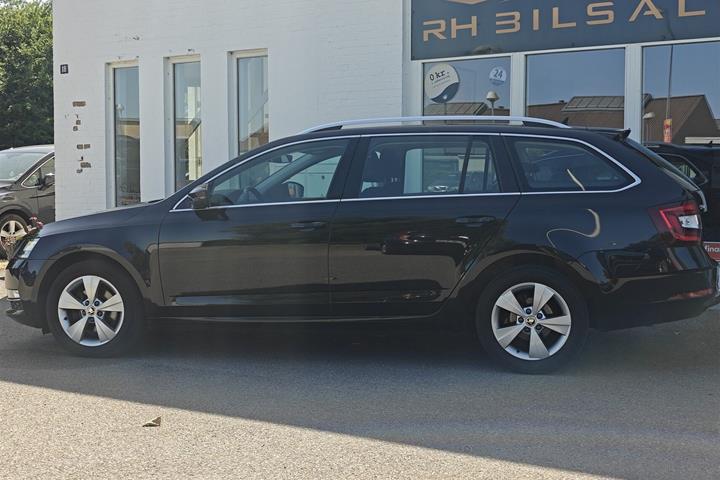 Sort Skoda Octavia fra 2020