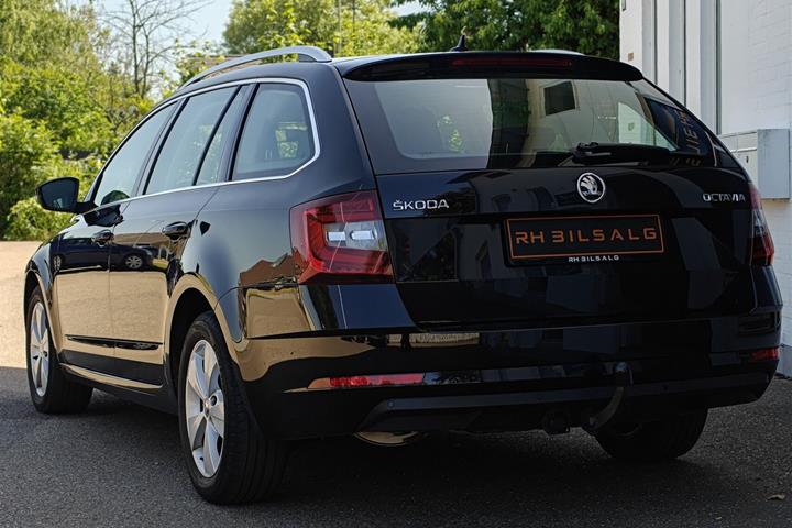 Sort Skoda Octavia fra 2020