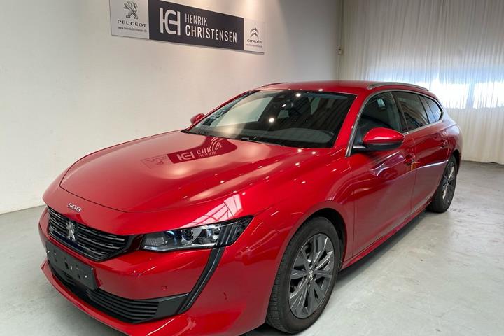 Rød Peugeot 508 fra 2020 set udefra