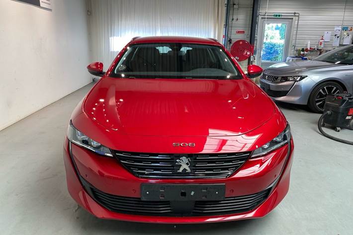 Rød Peugeot 508 fra 2020