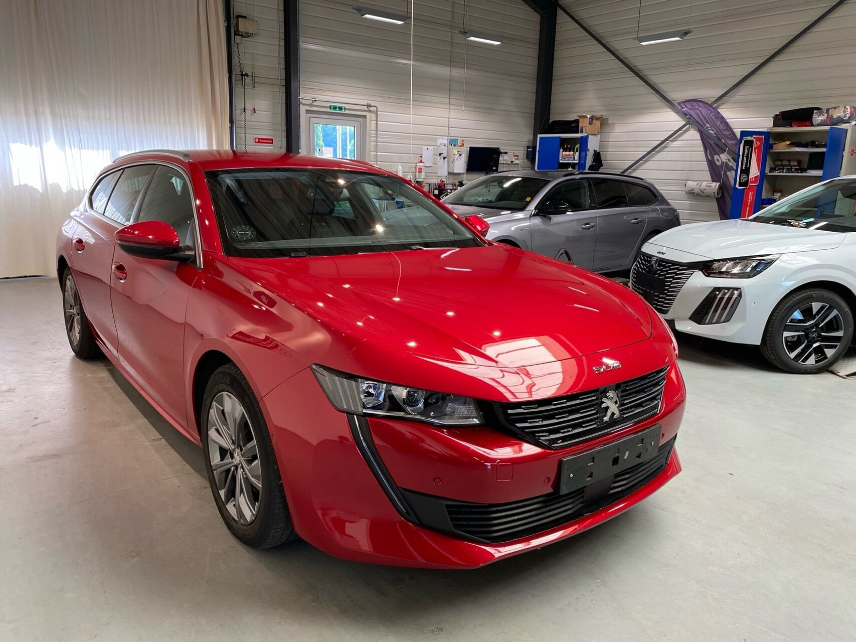 Rød Peugeot 508 fra 2020