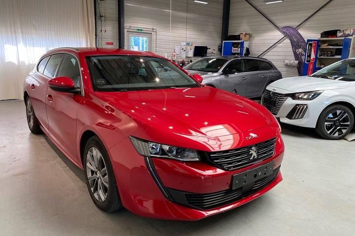 Rød Peugeot 508 fra 2020