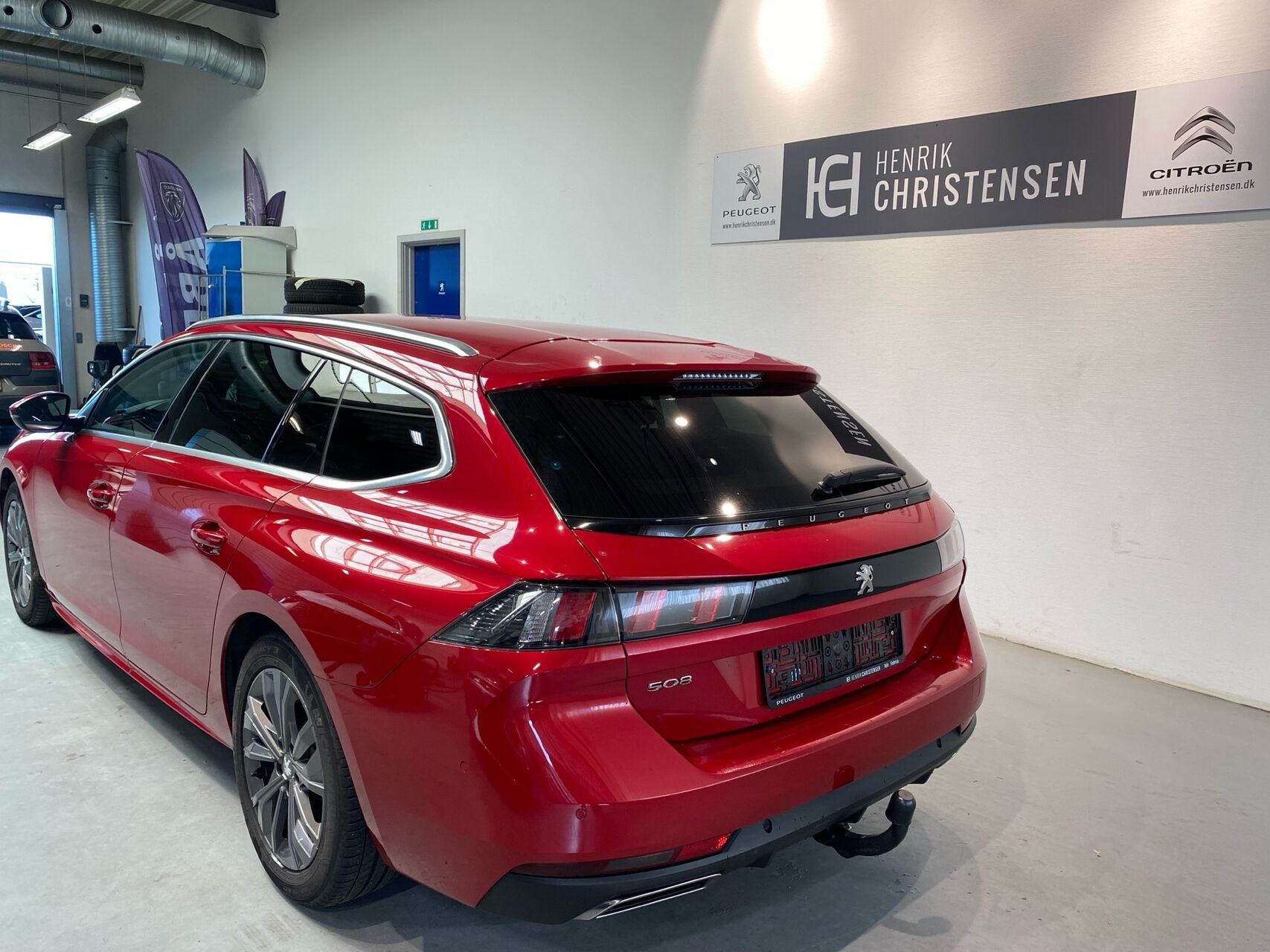 Rød Peugeot 508 fra 2020