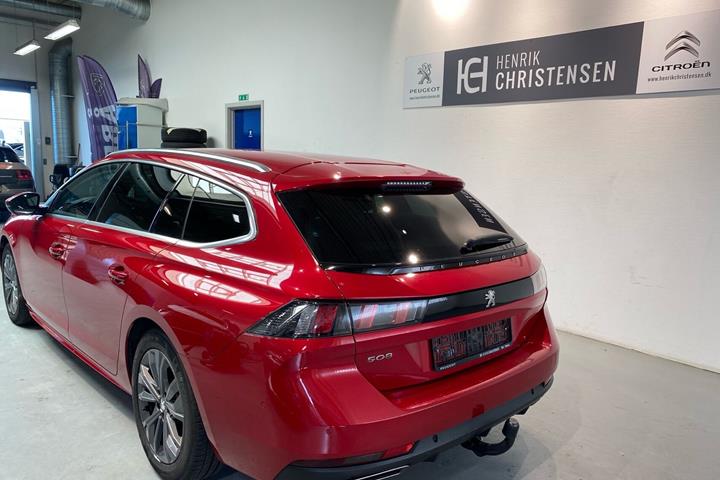Rød Peugeot 508 fra 2020