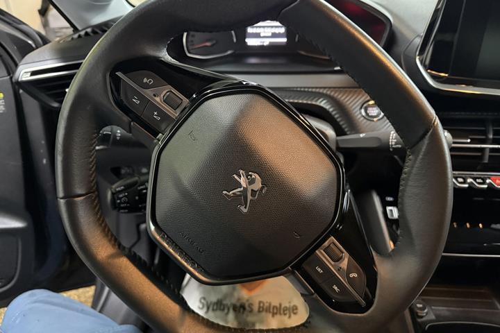 Sort Peugeot 208 fra 2021
