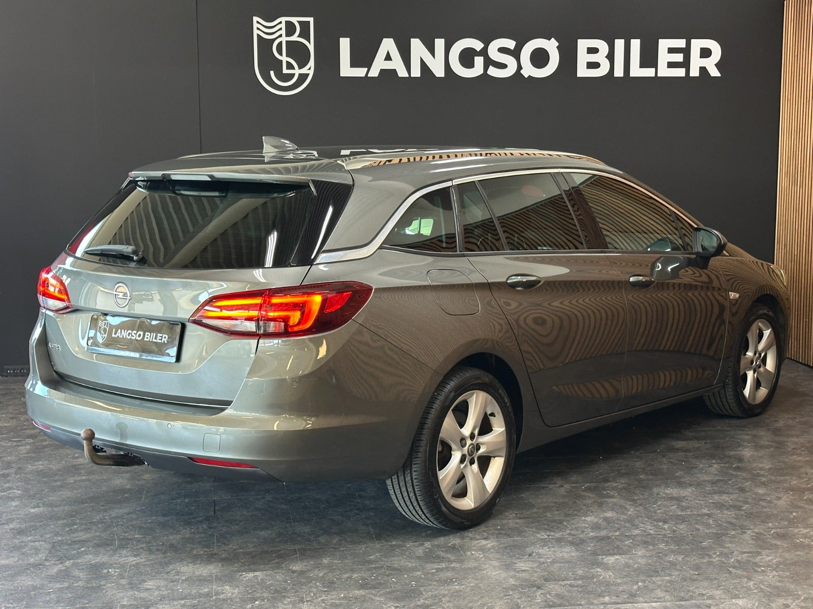 Grå Opel Astra fra 2017