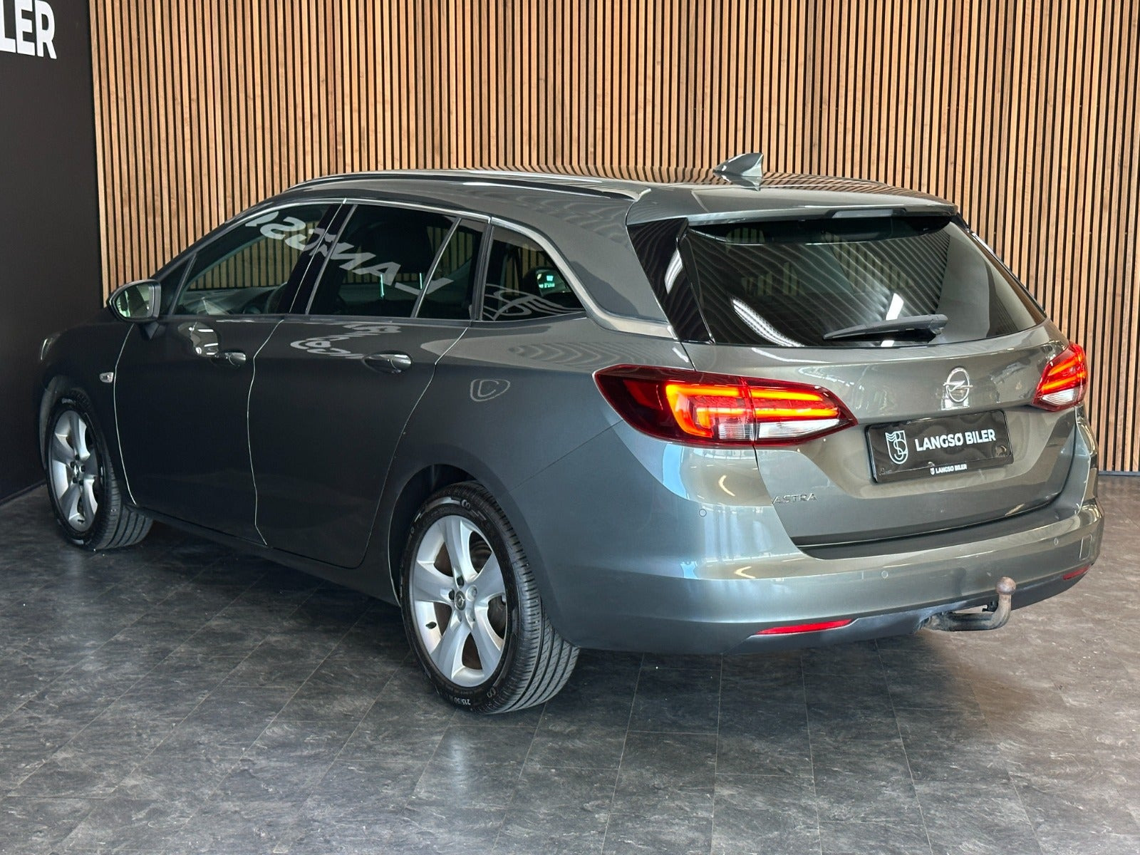 Grå Opel Astra fra 2017