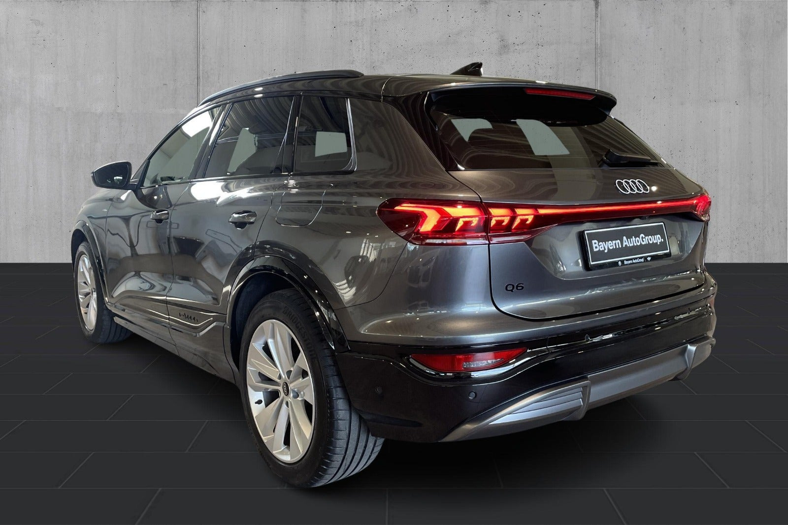 Grå Audi Q6 e-tron fra 2025