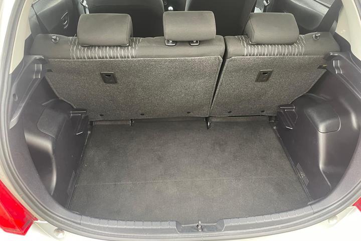 Sølv Toyota Yaris fra 2011