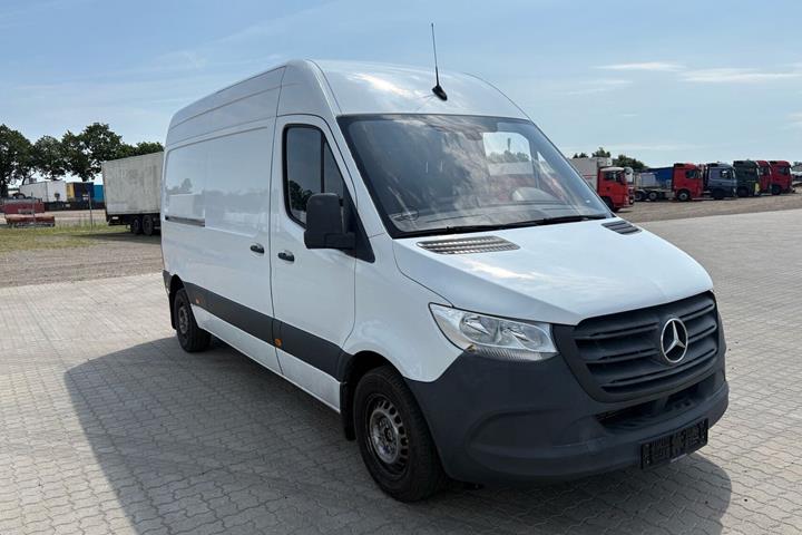 Hvid Mercedes Sprinter 214 fra 2021 set udefra