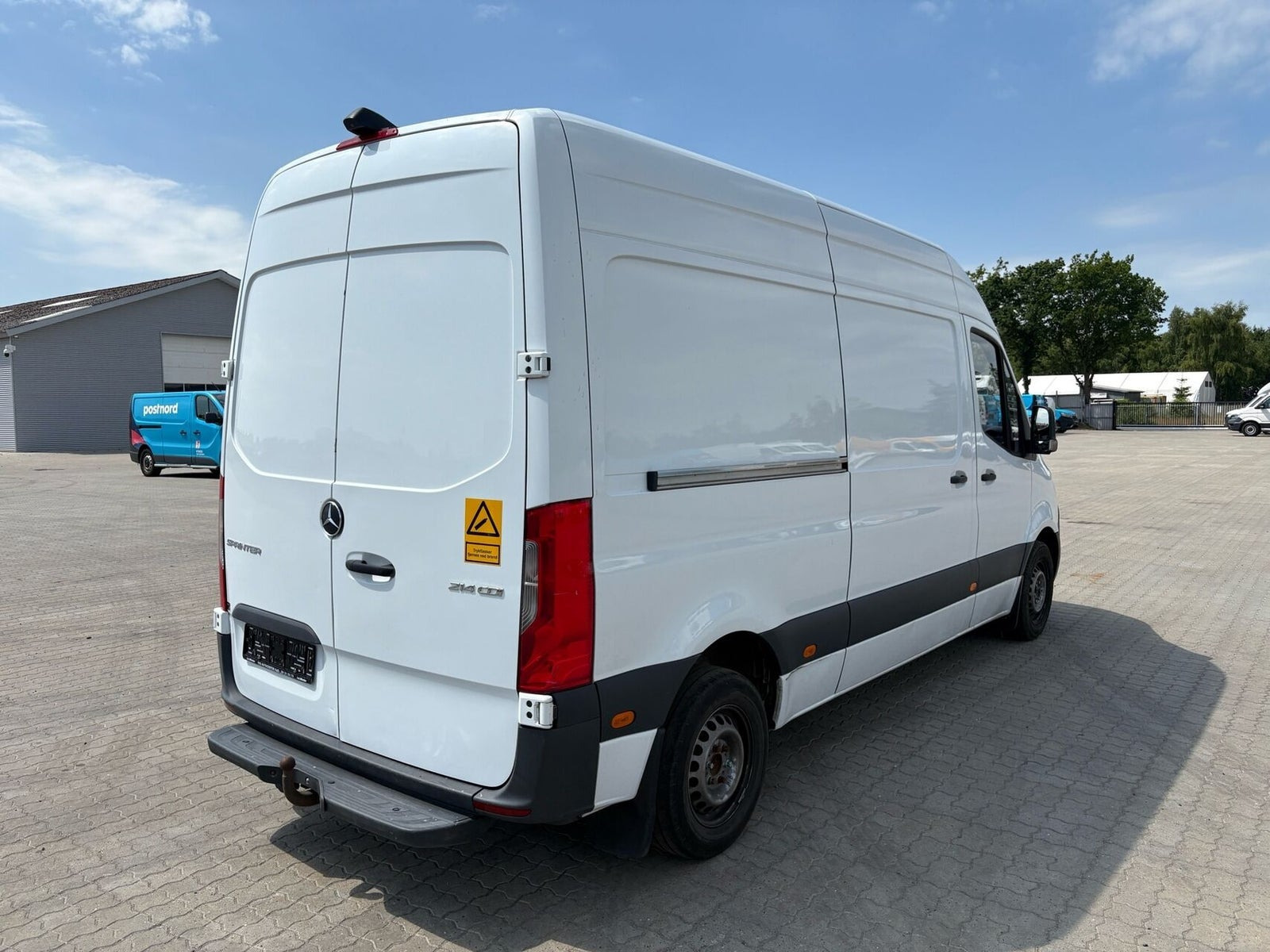 Hvid Mercedes Sprinter 214 fra 2021 set udefra