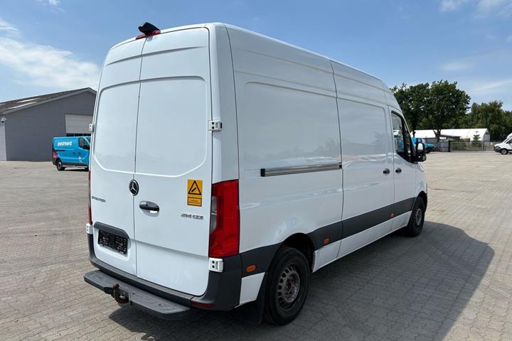 Hvid Mercedes Sprinter 214 fra 2021 set udefra