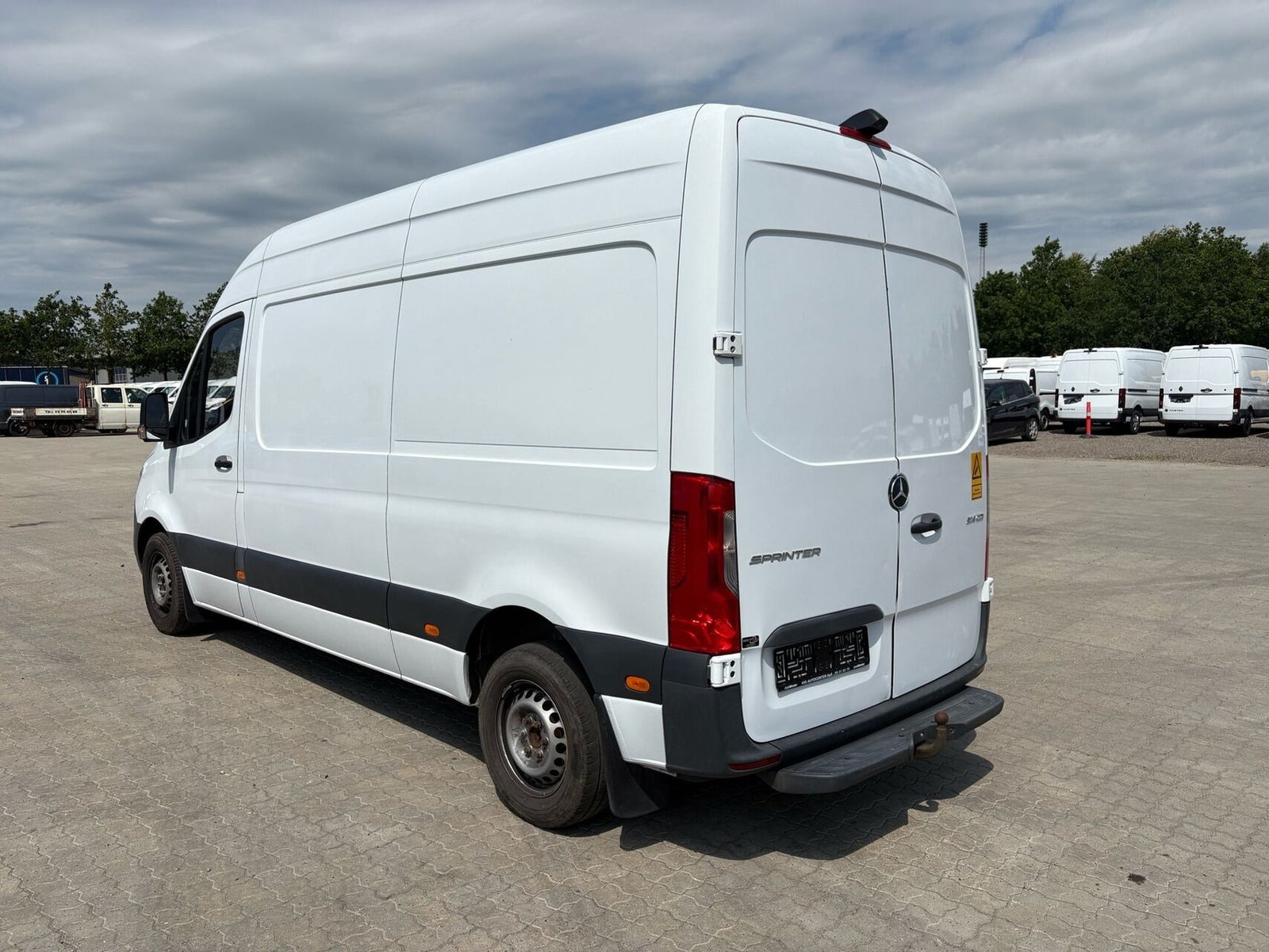 Hvid Mercedes Sprinter 214 fra 2021 set udefra