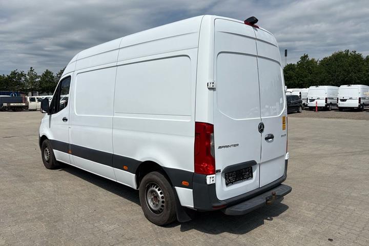 Hvid Mercedes Sprinter 214 fra 2021 set udefra